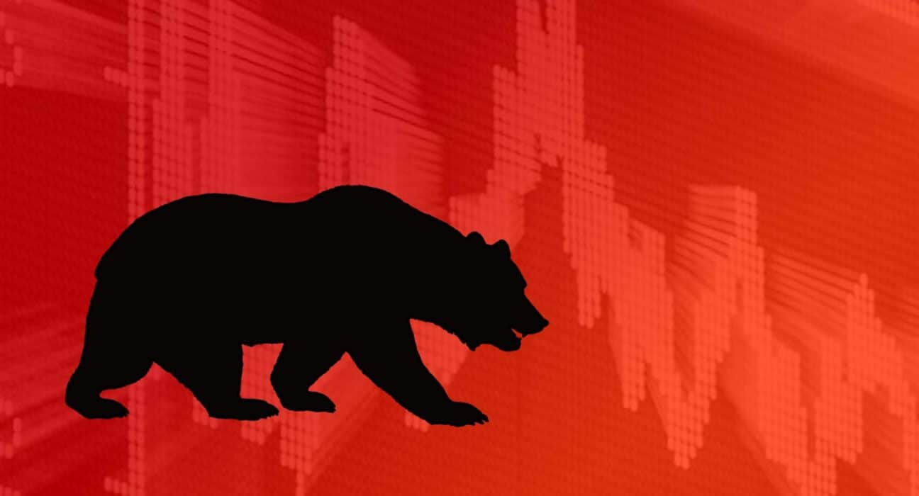Bitcoin Trades Below $9,000