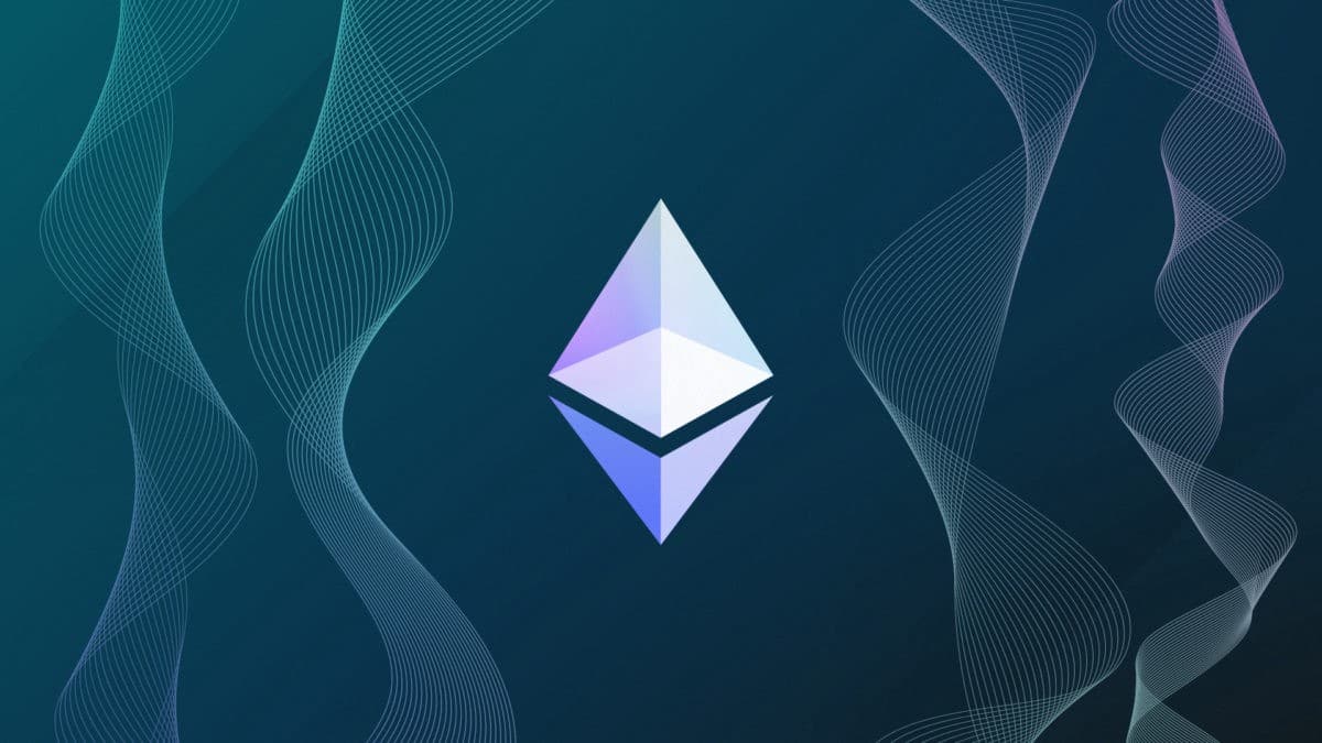 Ethereum Surges 5% to $370 Amid Stimulus Talks, Outperforms Bitcoin