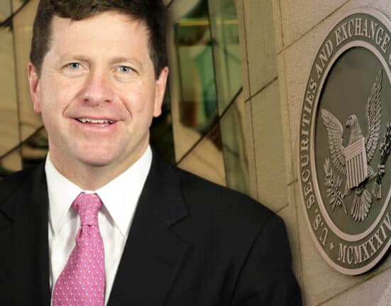 Former SEC Chair Clayton Joins Fight for Approval After Rejecting Bitcoin ETFs
