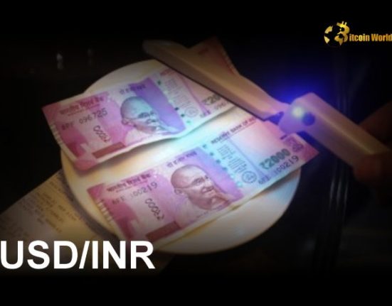 USD/INR Surges as Traders Eagerly Await Crucial Indian Trade Balance & US Tariff Clues